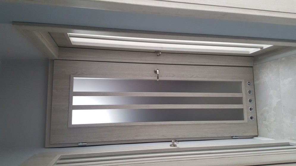 Montaż wielu drzwi we wnęce